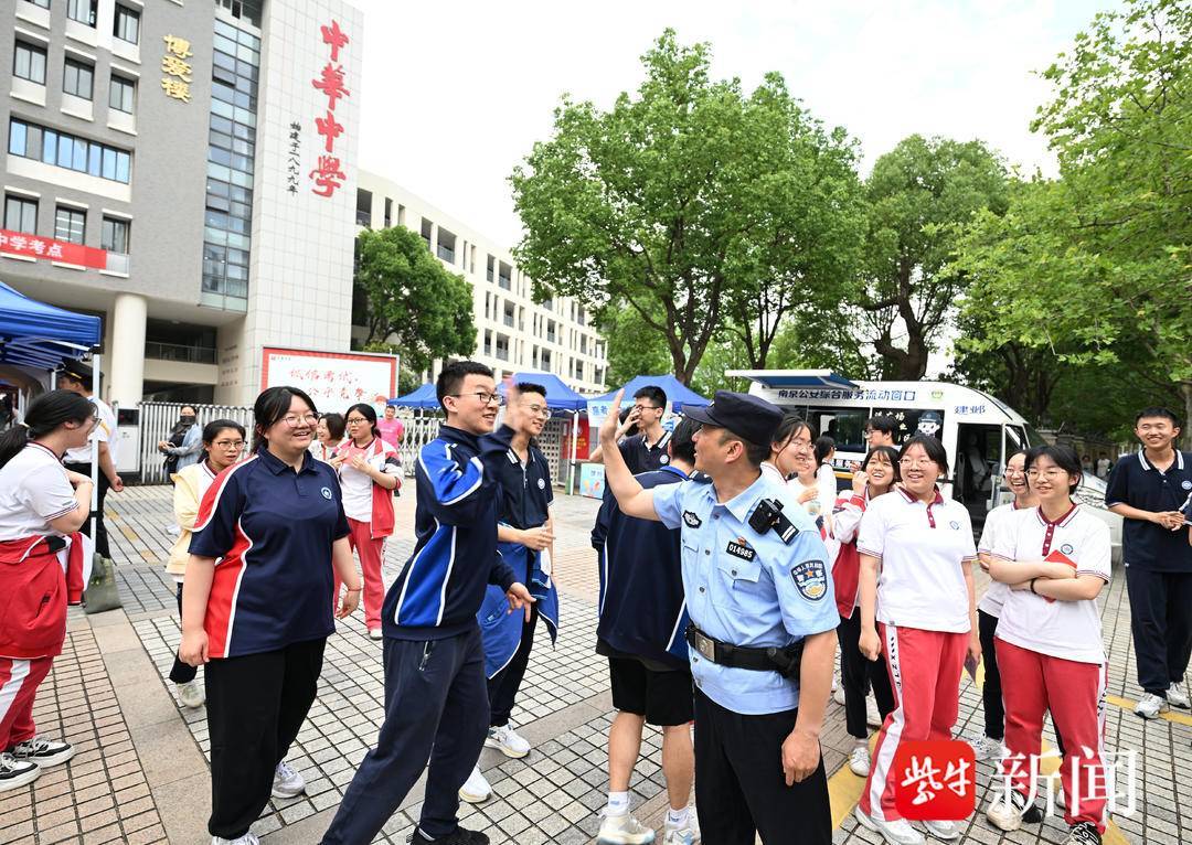 护考八年成“锦鲤”!警号985民警考前收获考生击掌 护考八年成“锦鲤”!警号985民警考前收获考生击掌