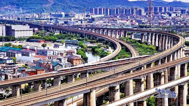 高铁列车“飙车”？官方解答来了！