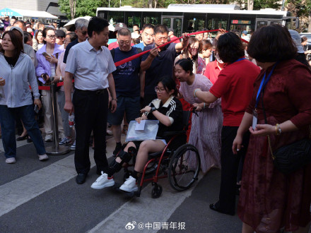 击掌送考、“旗”开得胜 多图直击2025年全国高考首日 击掌送考、“旗”开得胜 多图直击2025年全国高考首日