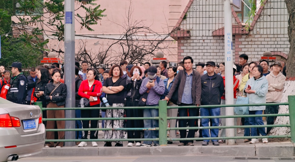 高考首日!青海西宁考场外格外亮眼→ 高考首日!青海西宁考场外格外亮眼→