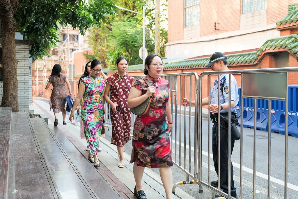 嚯!送考“名场面”,来了! 嚯!送考“名场面”,来了!