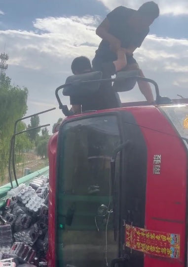 一辆货车在高速上侧翻,司机被困!幸亏碰到了这三个人 一辆货车在高速上侧翻,司机被困!幸亏碰到了这三个人