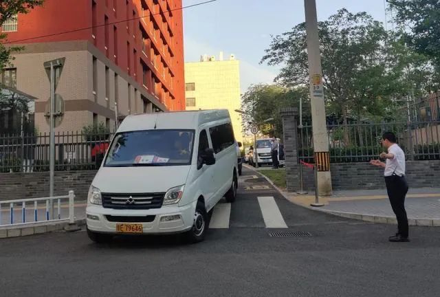 直击北京高考试卷押运:6点前后试卷运送车辆陆续驶向各考点 直击北京高考试卷押运:6点前后试卷运送车辆陆续驶向各考点