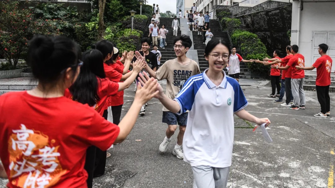 嚯!送考“名场面”,来了! 嚯!送考“名场面”,来了!