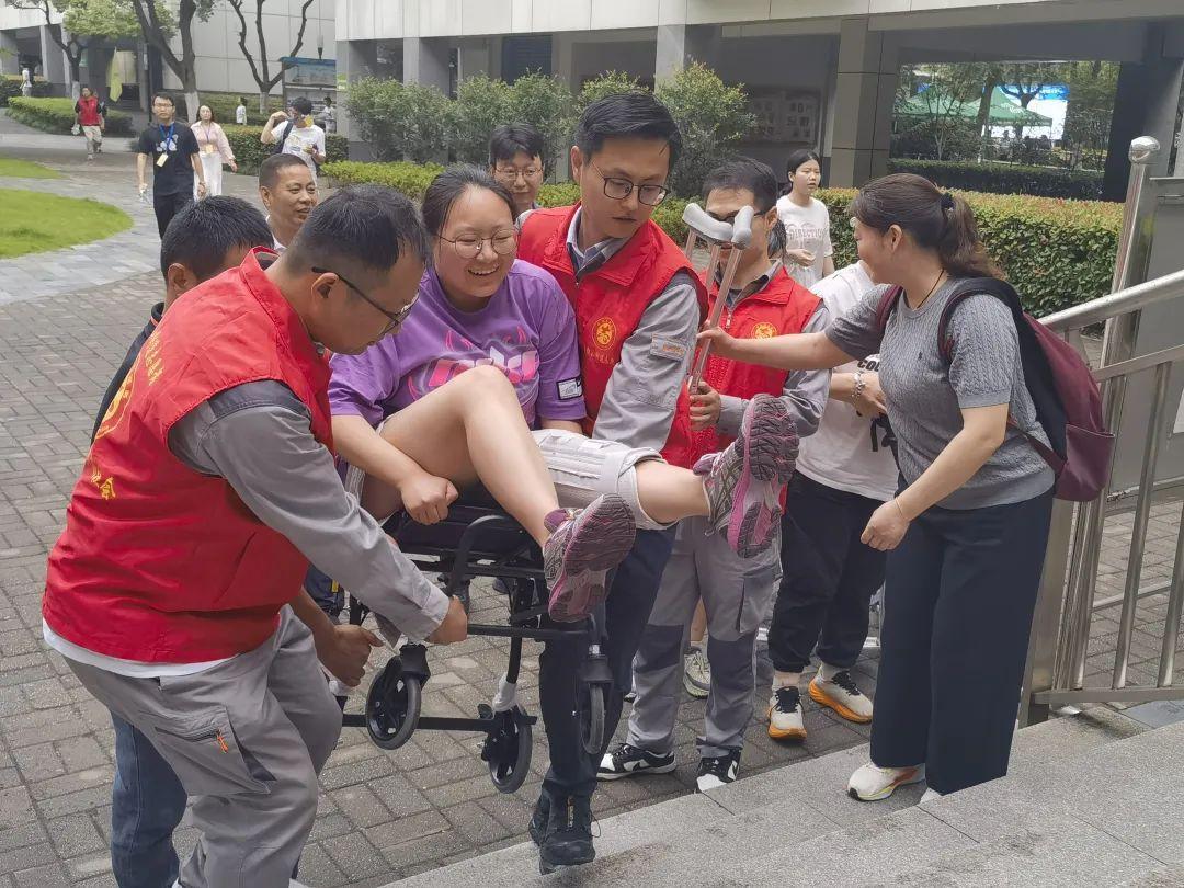 这些雨中身影为考生撑起“晴天” 这些雨中身影为考生撑起“晴天”