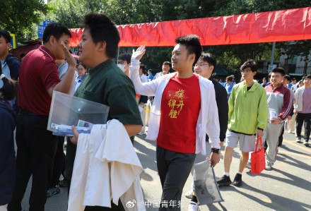 击掌送考、“旗”开得胜 多图直击2025年全国高考首日 击掌送考、“旗”开得胜 多图直击2025年全国高考首日