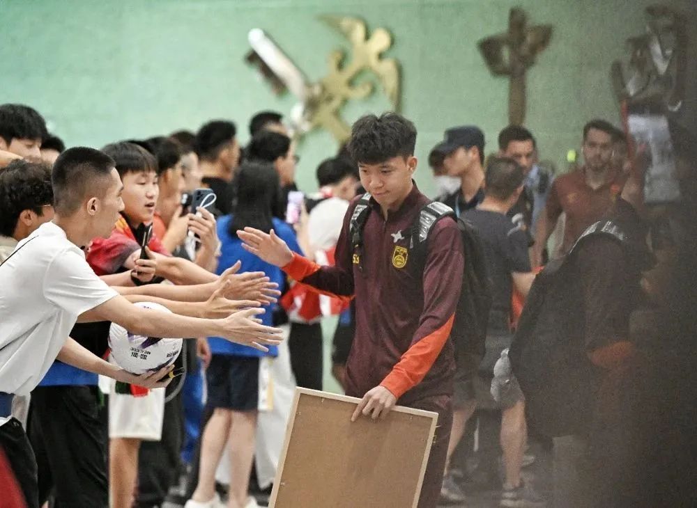 国足抵达重庆！球迷呐喊：“不要放弃！”