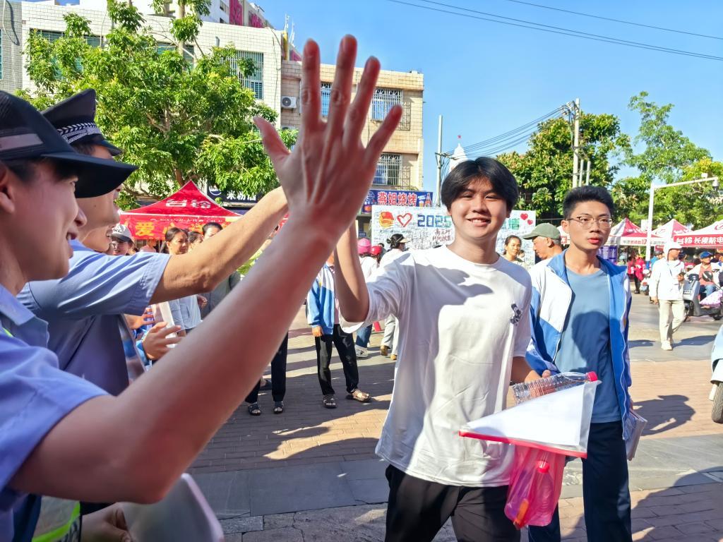 青春赴考场 执笔向未来——2025年高考首日见闻 青春赴考场 执笔向未来——2025年高考首日见闻