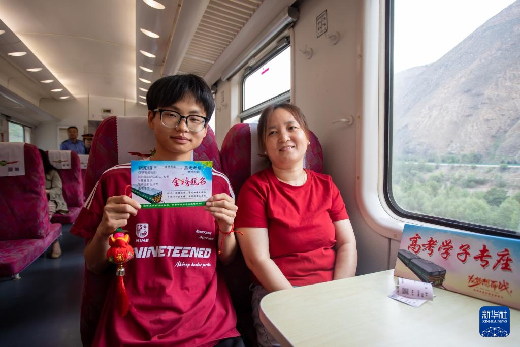 甘肃:慢火车上的“高考车厢” 甘肃:慢火车上的“高考车厢”