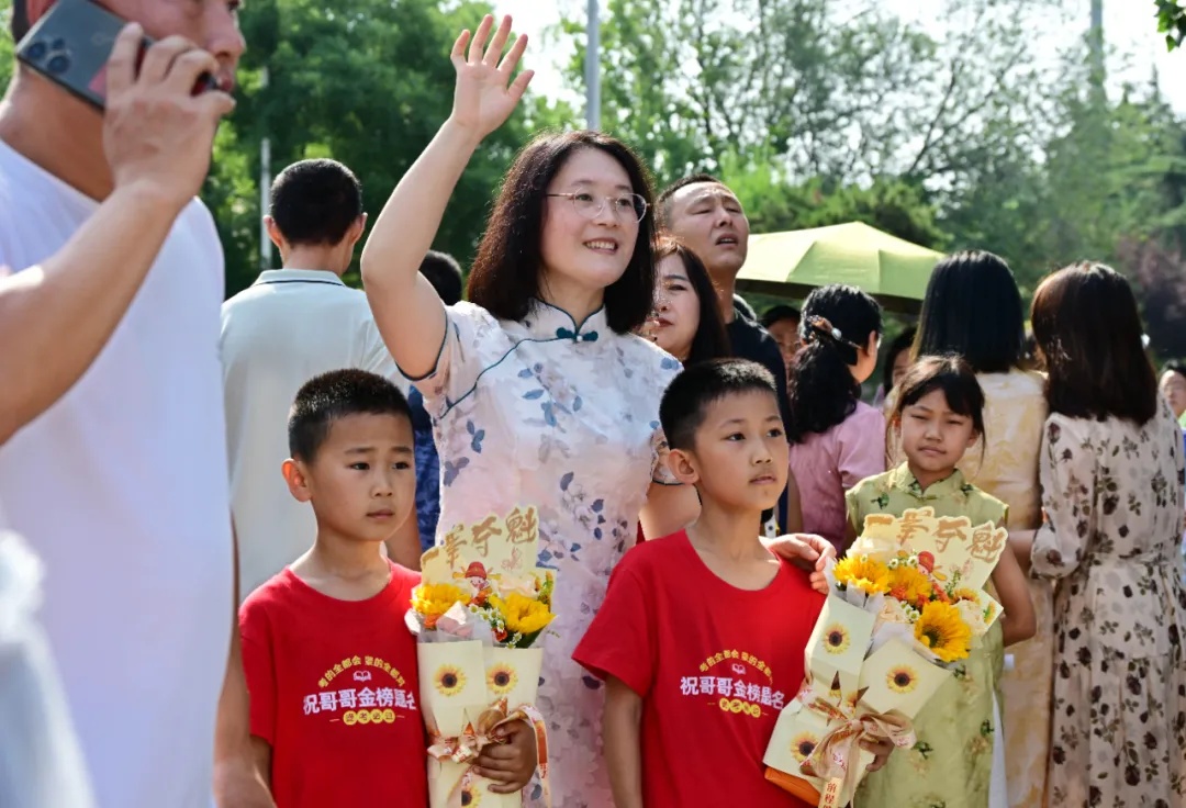 嚯!送考“名场面”,来了! 嚯!送考“名场面”,来了!