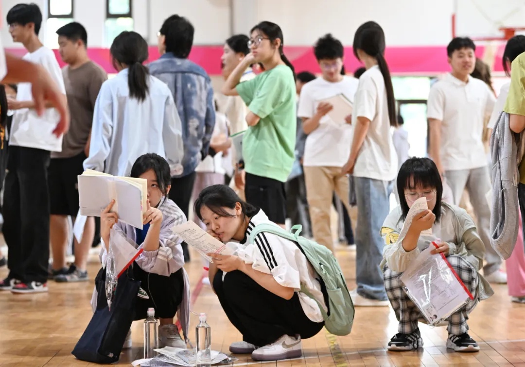 嚯!送考“名场面”,来了! 嚯!送考“名场面”,来了!