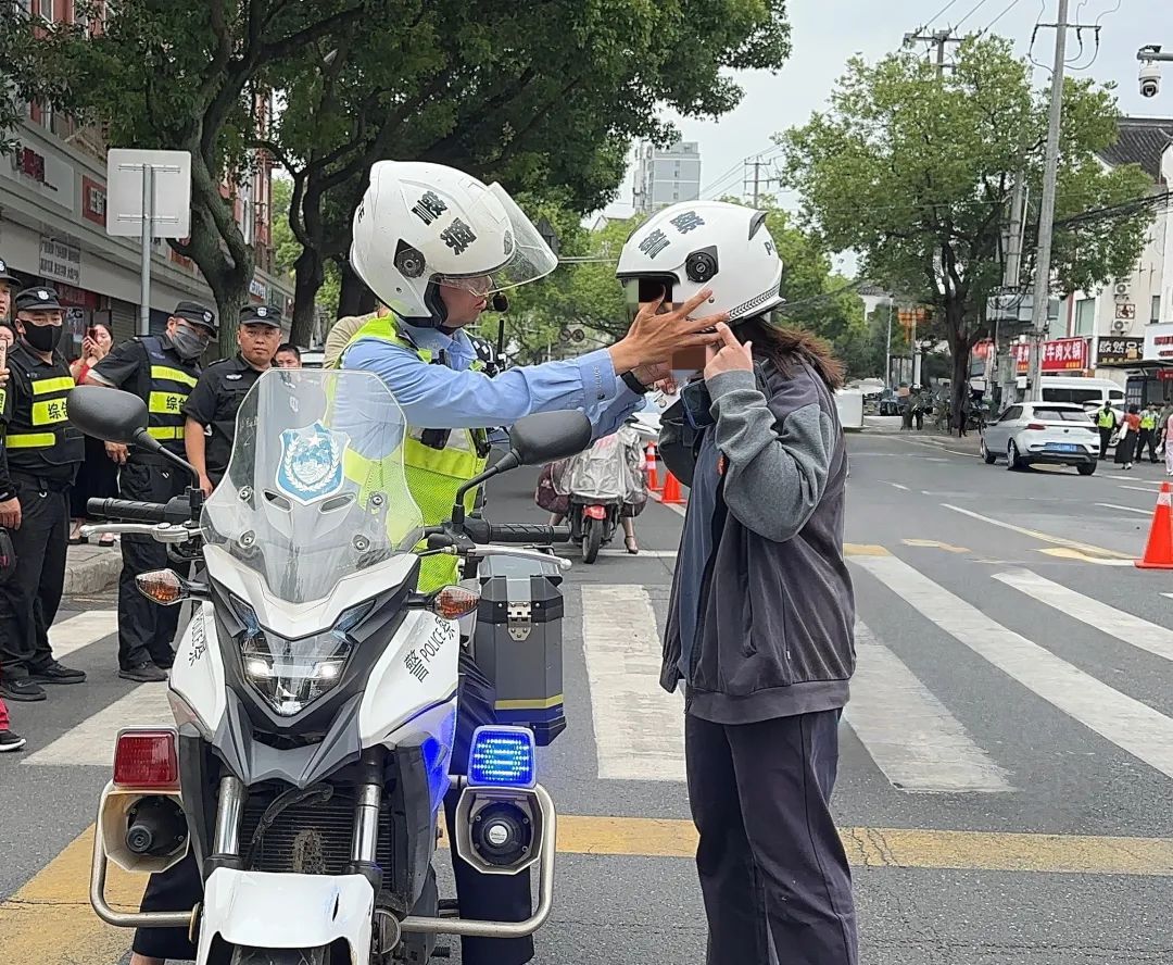 总有几个“马大哈”让蜀黍展现暖心力！高考首日，上海5000余名警辅安保护考