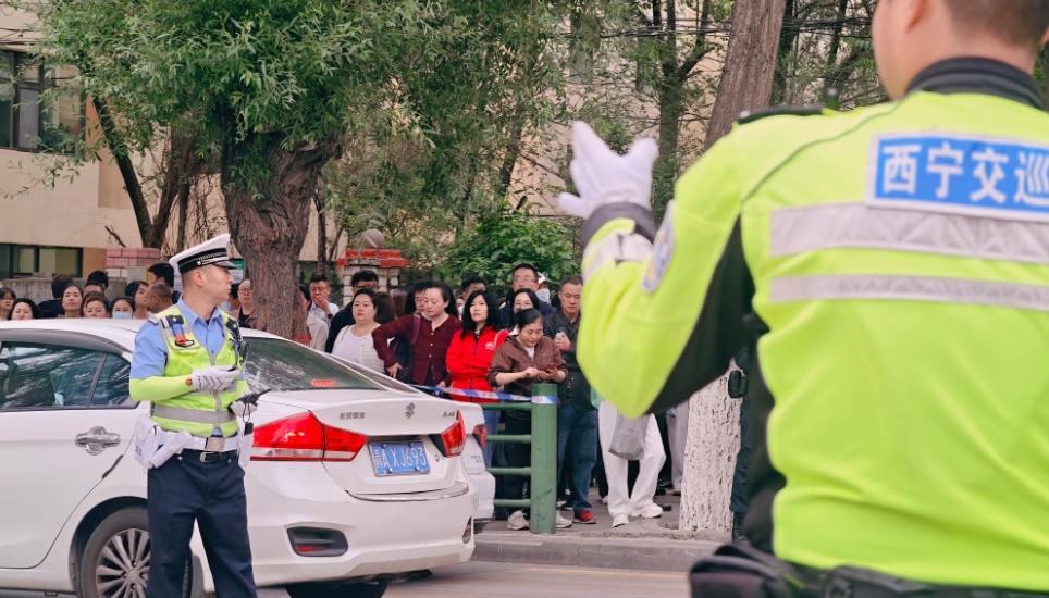高考首日!青海西宁考场外格外亮眼→ 高考首日!青海西宁考场外格外亮眼→