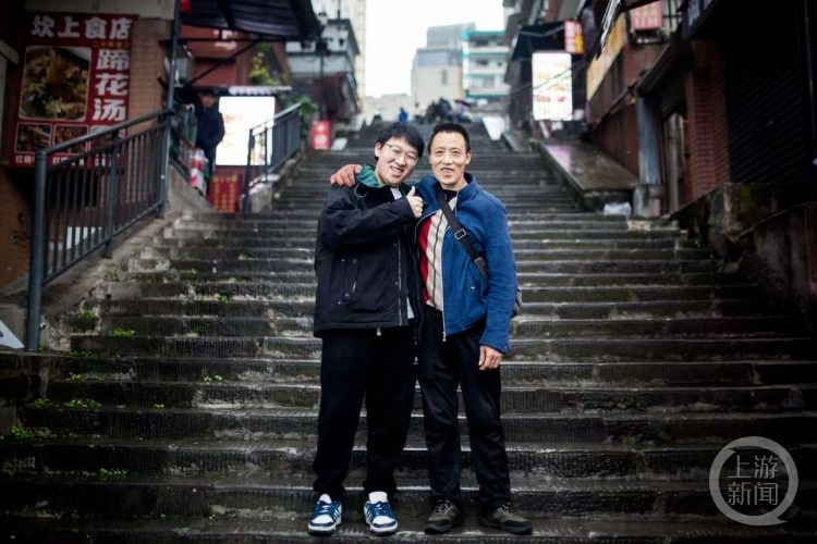 朝天门棒棒父子照曾火遍全网!那个小男孩,你认识吗?他高考啦 朝天门棒棒父子照曾火遍全网!那个小男孩,你认识吗?他高考啦