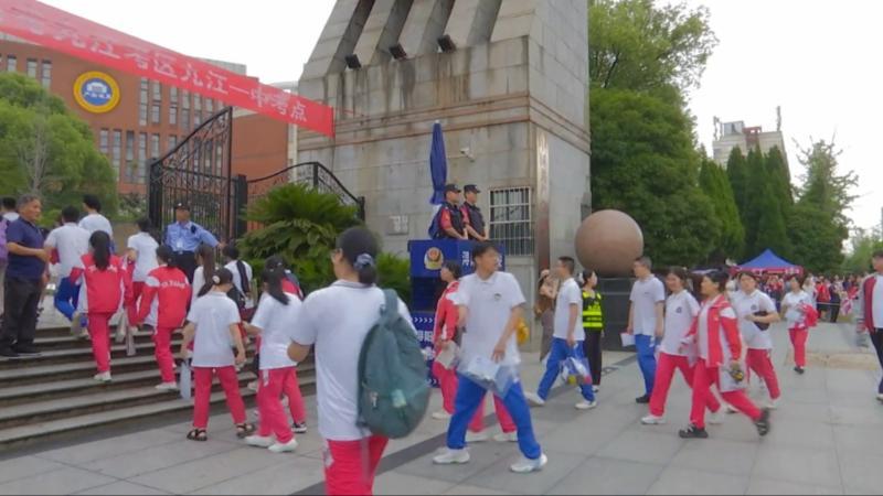 江西九江:高考办证“绿色通道” 1分钟助忘证考生顺利赴考 江西九江:高考办证“绿色通道” 1分钟助忘证考生顺利赴考