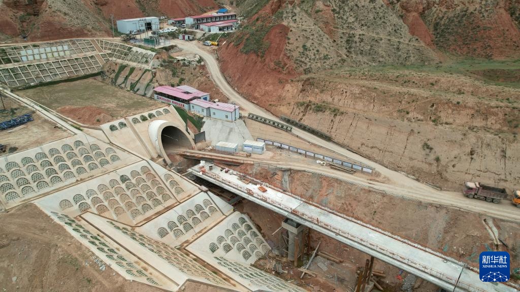 兰合铁路重难点工程赵湾隧道贯通 兰合铁路重难点工程赵湾隧道贯通