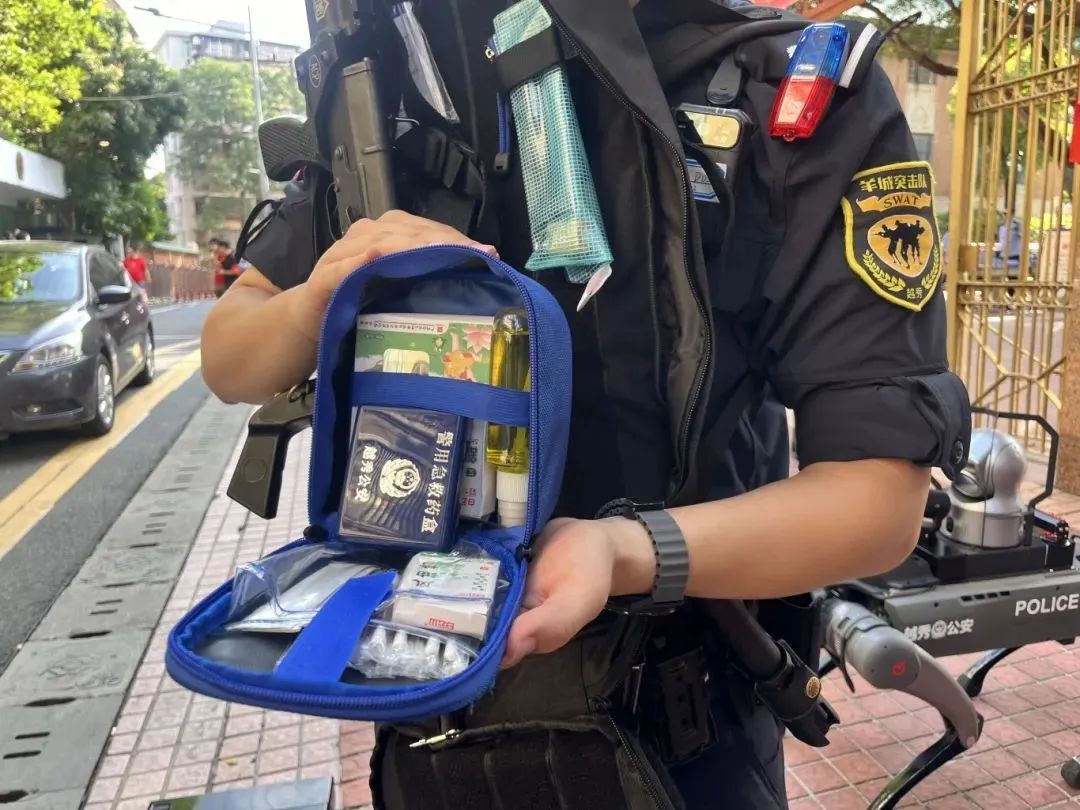 广东高考作文题出炉!广州机械警犬加入安保,高考首日现场图→ 广东高考作文题出炉!广州机械警犬加入安保,高考首日现场图→