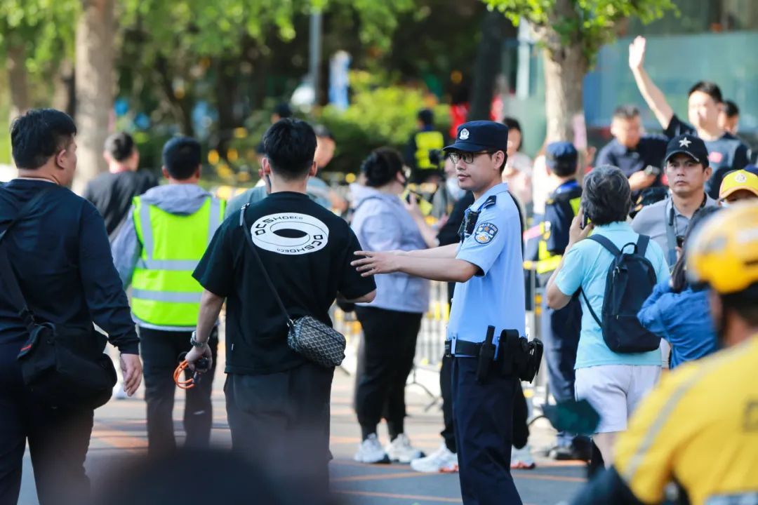 北京7.89万人参加高考,警方日均投入6900余警力护航! 北京7.89万人参加高考,警方日均投入6900余警力护航!