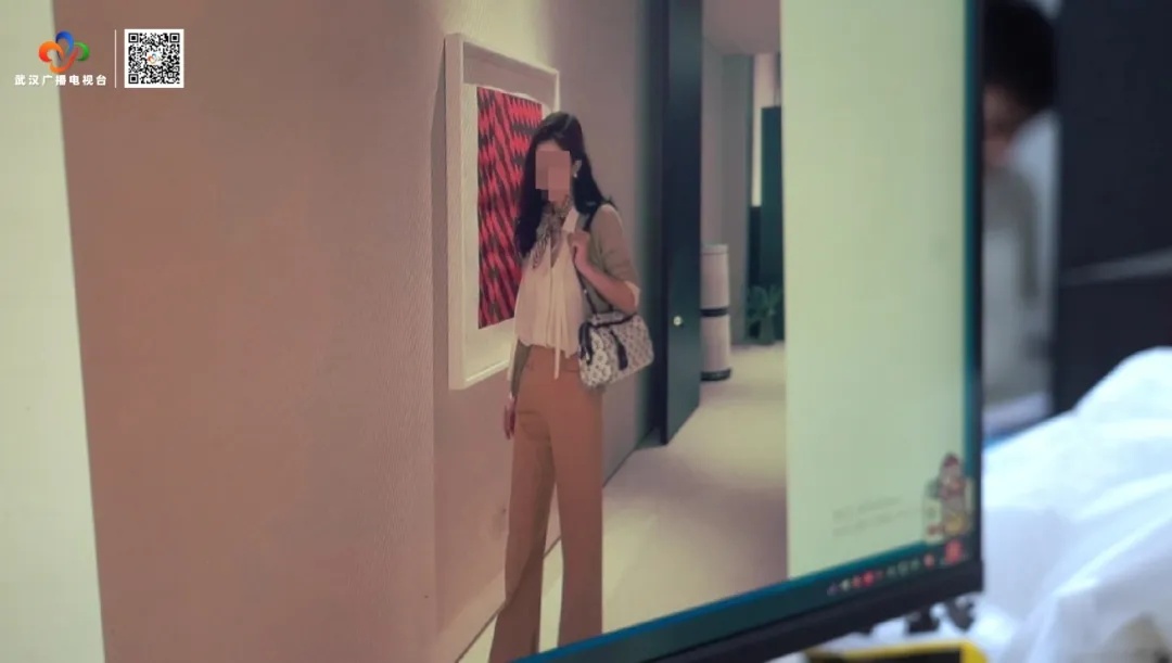 警方破门而入!一举抓获32名“白富美” 警方破门而入!一举抓获32名“白富美”