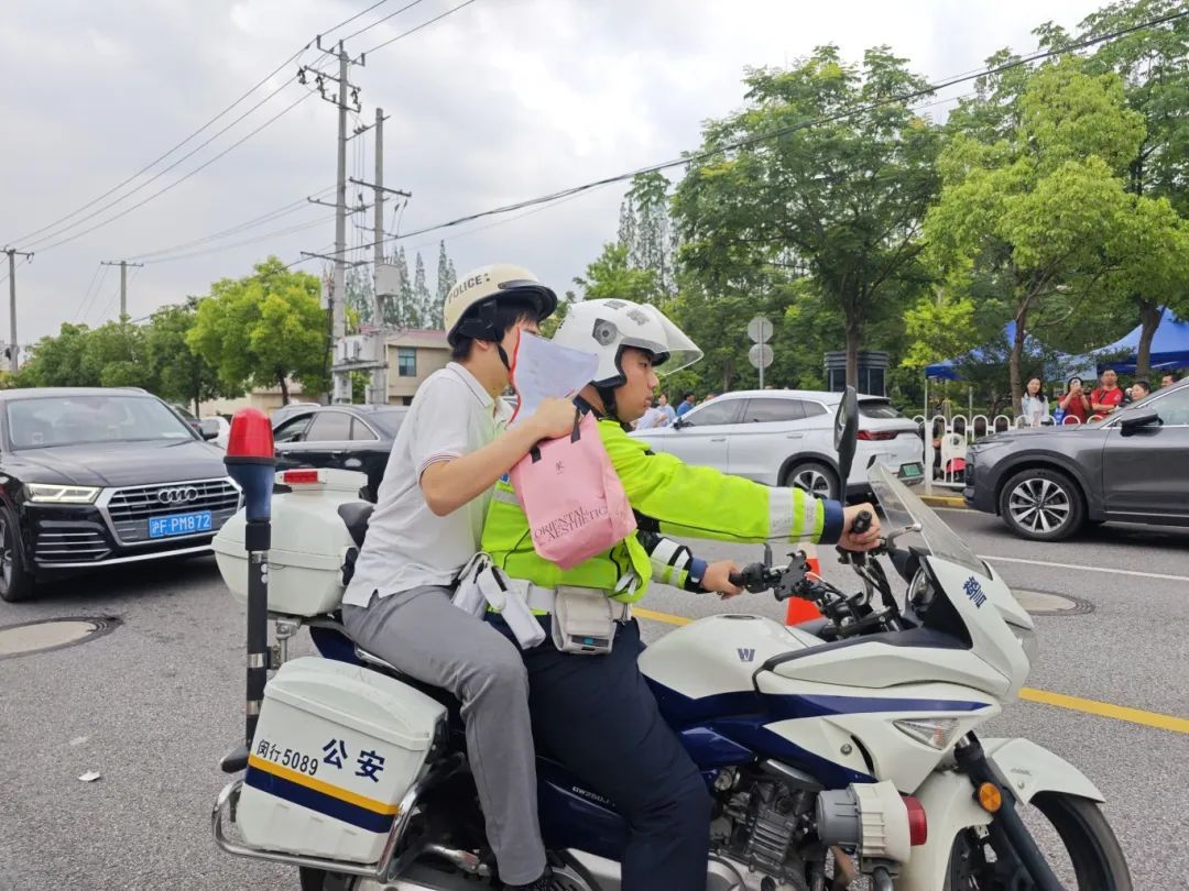 总有几个“马大哈”让蜀黍展现暖心力！高考首日，上海5000余名警辅安保护考