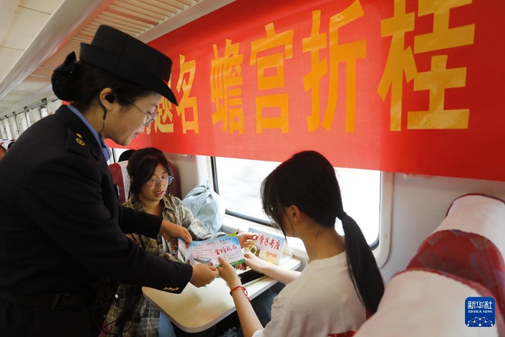 甘肃:慢火车上的“高考车厢” 甘肃:慢火车上的“高考车厢”