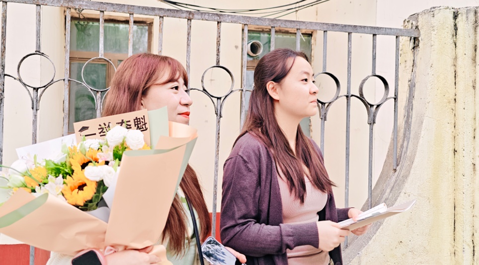 高考首日!青海西宁考场外格外亮眼→ 高考首日!青海西宁考场外格外亮眼→