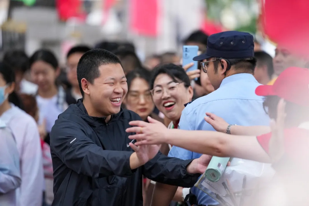 嚯!送考“名场面”,来了! 嚯!送考“名场面”,来了!