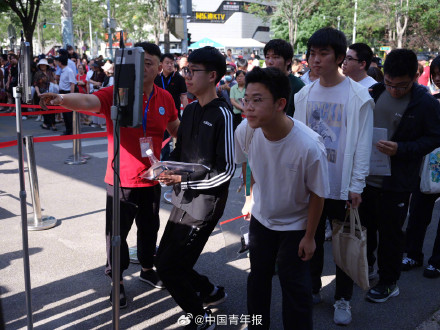 击掌送考、“旗”开得胜 多图直击2025年全国高考首日 击掌送考、“旗”开得胜 多图直击2025年全国高考首日