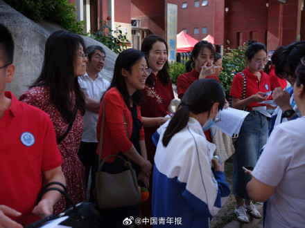 击掌送考、“旗”开得胜 多图直击2025年全国高考首日 击掌送考、“旗”开得胜 多图直击2025年全国高考首日