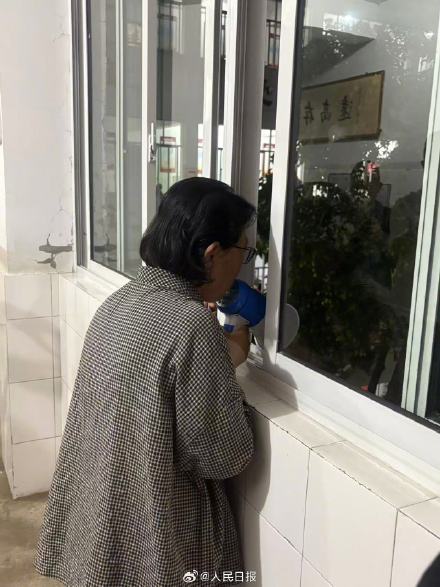 感动!这是张桂梅第15次送考 感动!这是张桂梅第15次送考