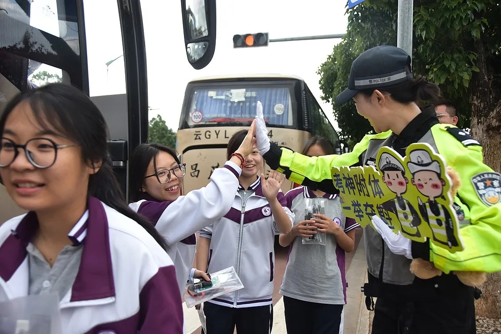 嚯!送考“名场面”,来了! 嚯!送考“名场面”,来了!