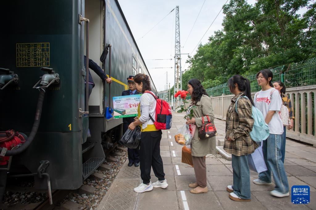 甘肃:慢火车上的“高考车厢” 甘肃:慢火车上的“高考车厢”