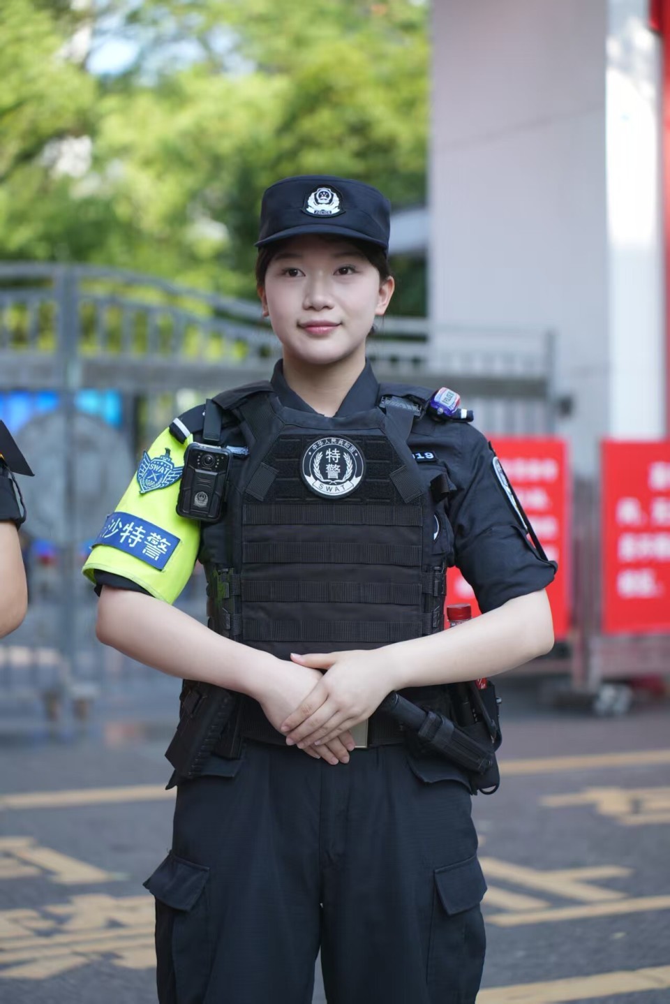 长沙女特警毕业第一年高考送考！5年前在考场外曾被送考