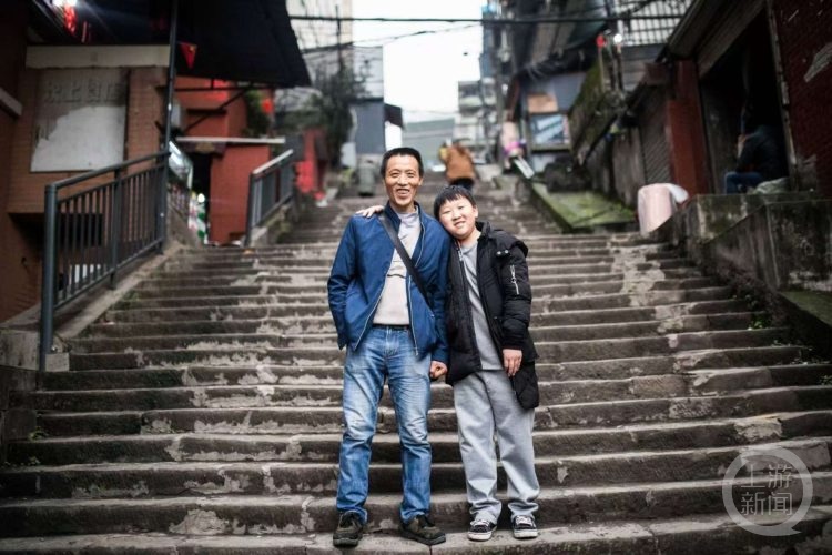 十五年前朝天门梯坎上爸爸牵着的小男孩,高考啦! 十五年前朝天门梯坎上爸爸牵着的小男孩,高考啦!