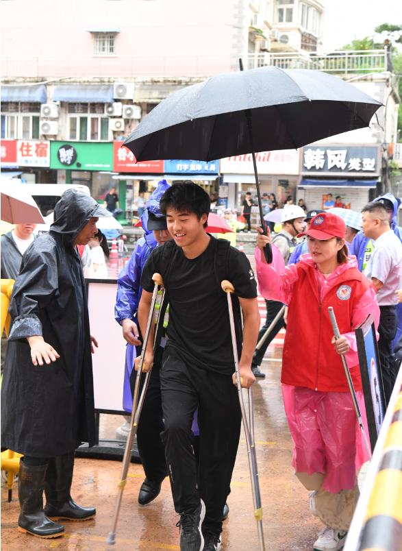 这些雨中身影为考生撑起“晴天” 这些雨中身影为考生撑起“晴天”