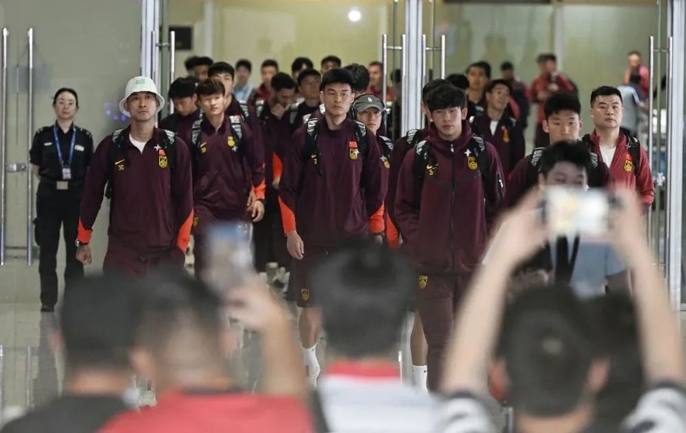 国足抵达重庆！球迷呐喊：“不要放弃！”