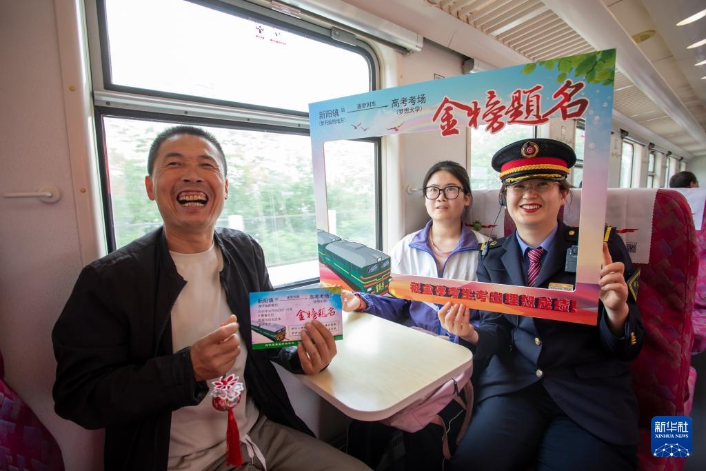 甘肃:慢火车上的“高考车厢” 甘肃:慢火车上的“高考车厢”