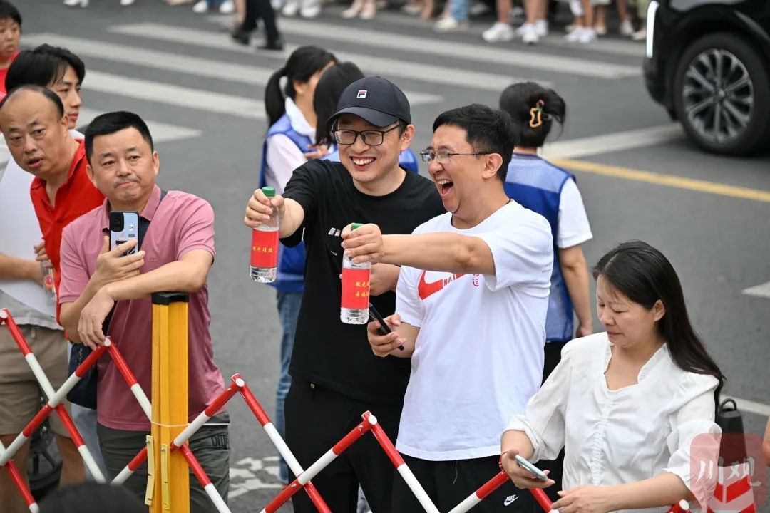 开考!四川“高考表情”上新 开考!四川“高考表情”上新
