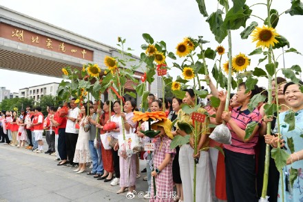 高考首日全国多地现场直击