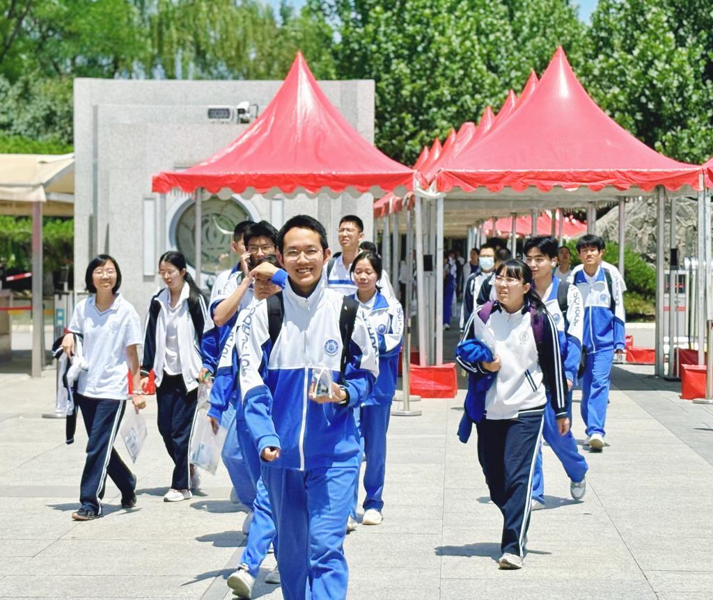 青春赴考场 执笔向未来——2025年高考首日见闻 青春赴考场 执笔向未来——2025年高考首日见闻