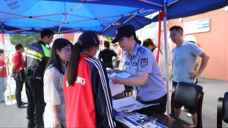 江西九江:高考办证“绿色通道” 1分钟助忘证考生顺利赴考 江西九江:高考办证“绿色通道” 1分钟助忘证考生顺利赴考