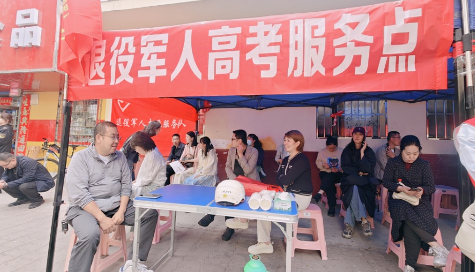 高考首日!青海西宁考场外格外亮眼→ 高考首日!青海西宁考场外格外亮眼→