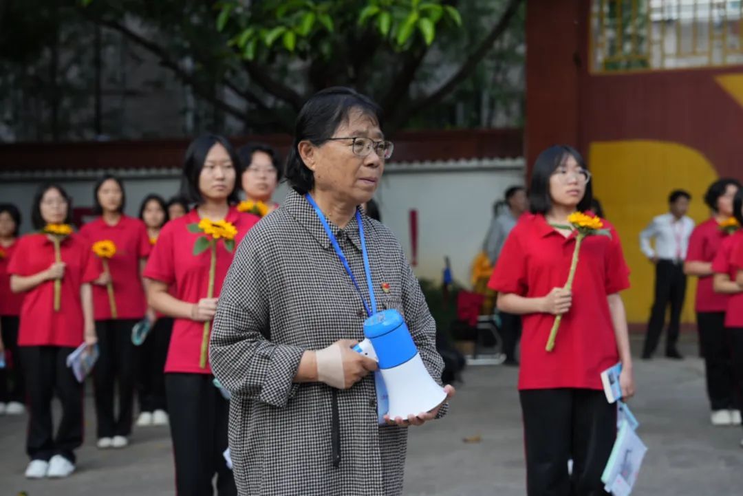 连续15年送考!张桂梅的小喇叭再次响起 连续15年送考!张桂梅的小喇叭再次响起