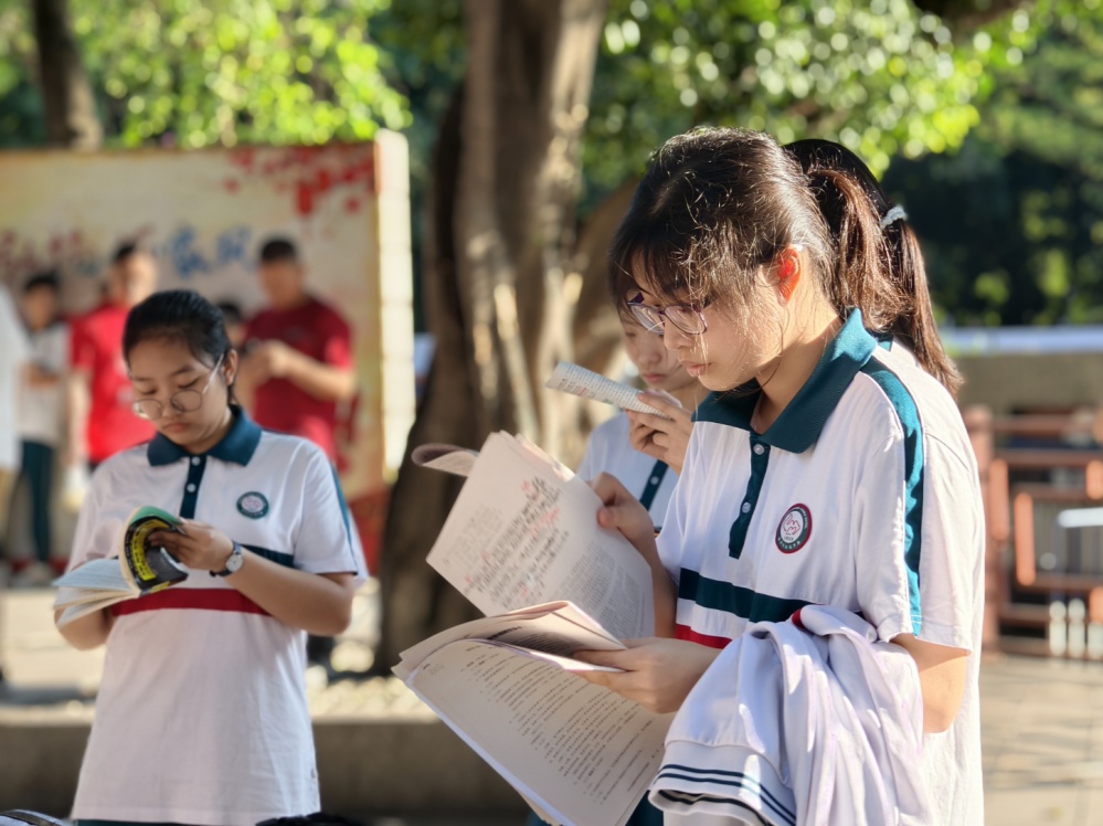 广东高考作文题出炉!广州机械警犬加入安保,高考首日现场图→ 广东高考作文题出炉!广州机械警犬加入安保,高考首日现场图→