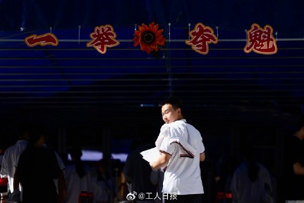 高考首日全国多地现场直击