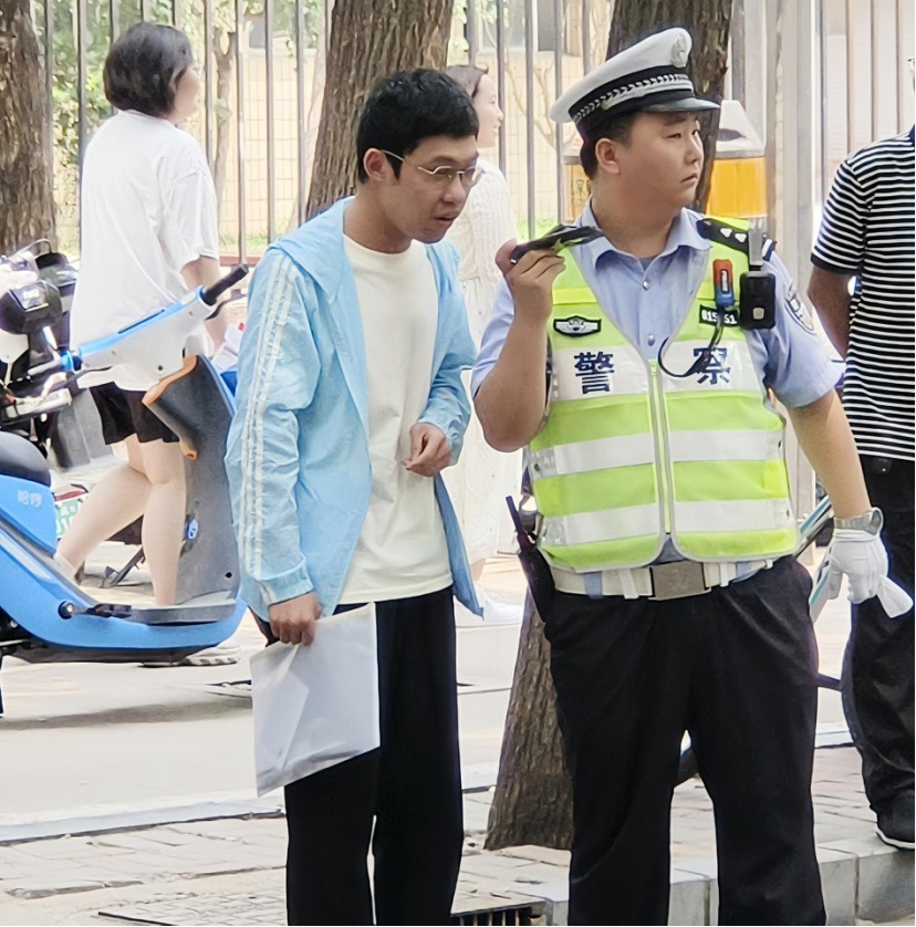 高考第1天,考场外的守候 高考第1天,考场外的守候