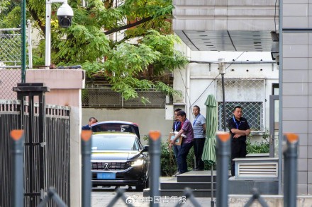 击掌送考、“旗”开得胜 多图直击2025年全国高考首日 击掌送考、“旗”开得胜 多图直击2025年全国高考首日