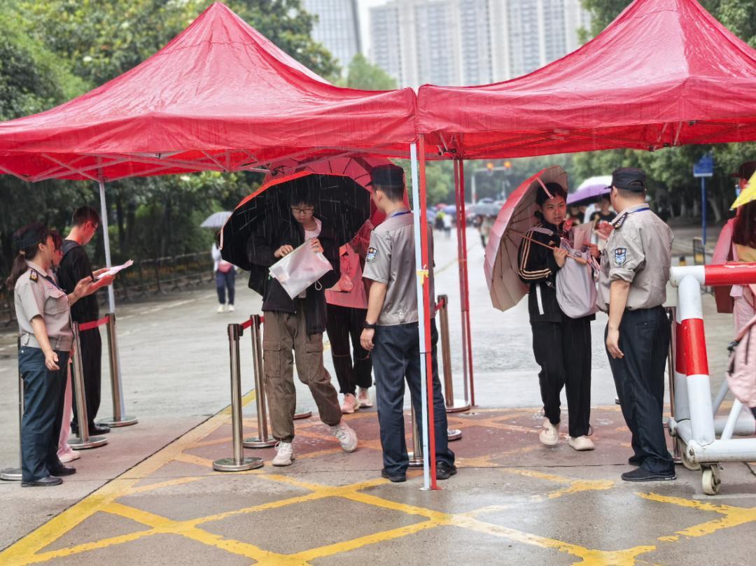 这些雨中身影为考生撑起“晴天” 这些雨中身影为考生撑起“晴天”