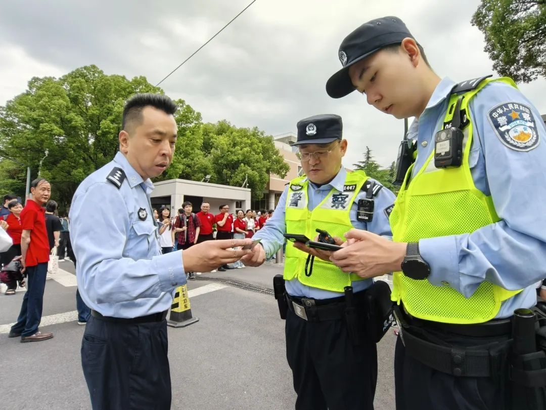 总有几个“马大哈”让蜀黍展现暖心力！高考首日，上海5000余名警辅安保护考