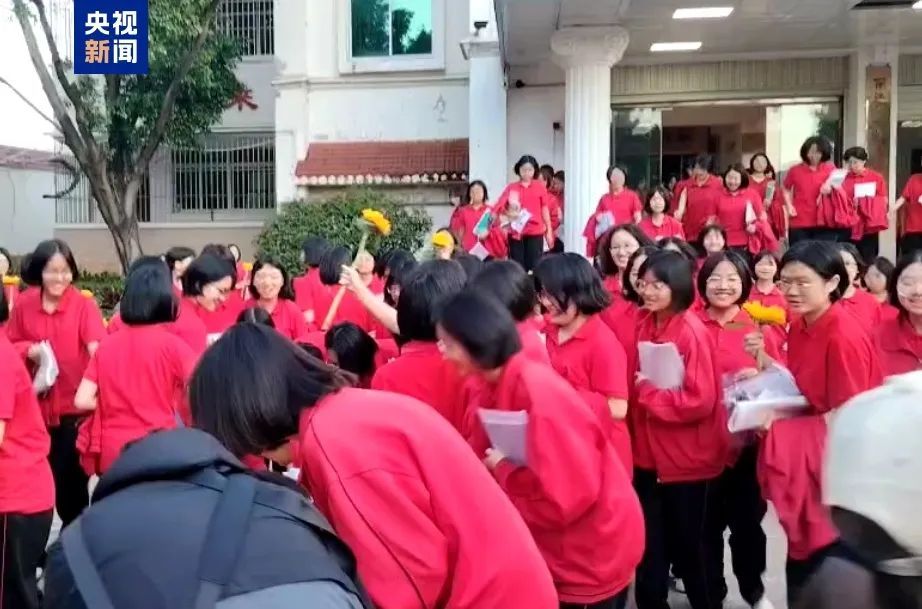 张桂梅校长一个举动，感动太多人